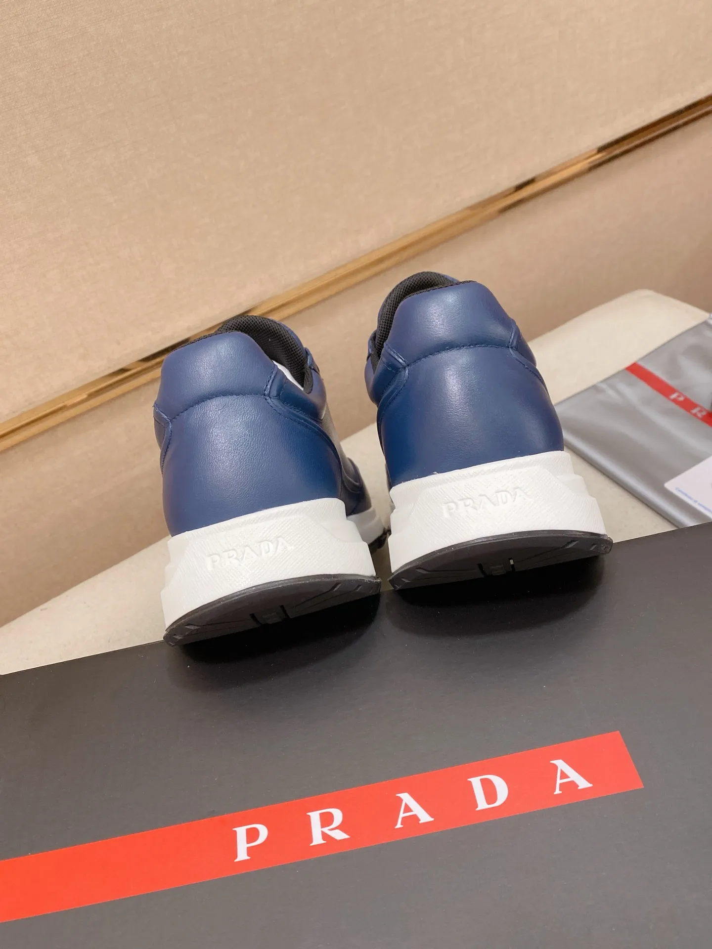 Factory price 600💰 ✔️✔️✔️High version High-quality new PRADA counters are on the market at the same time. The new men's shoes and 😘fabrics are selected from first-layer cowhide and are made by pure handicrafts. Lining: Full cowhide lining. 👍🏿 High-end ☄️ air-cushion molded anti-slip rubber outsole, exquisite lines, simple and elegant, comfortable and high-end for leisure travel. Code number: 38 to 45
